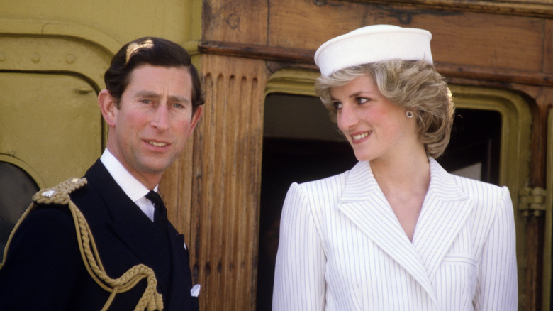 Re Carlo accanto alla principessa Diana