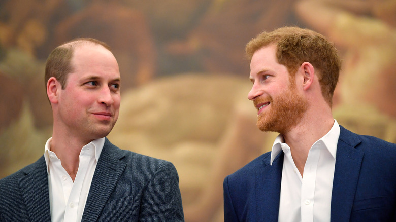 Il principe Harry e il principe William sorridono 