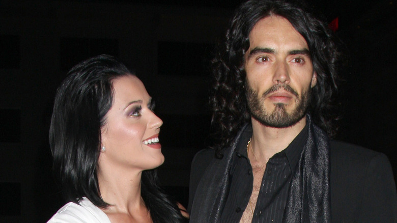 Katy Perry guarda Russell Brand