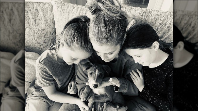 Lisa Marie Presley posa con due figlie gemelle