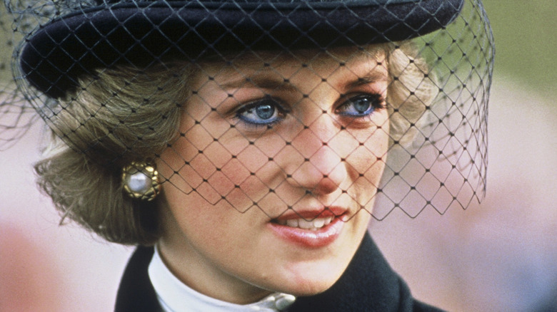 La principessa Diana a un evento, con cappello nero e velo