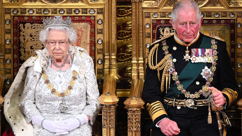 La regina Elisabetta e il re Carlo seduti, in posa 