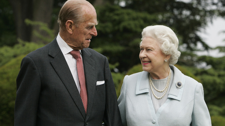 Il principe Filippo e la regina Elisabetta sorridono 