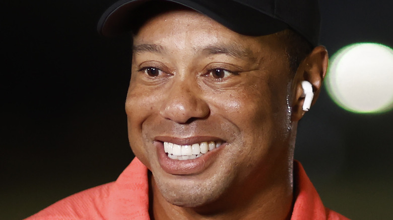 Tiger Woods sorride