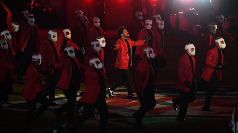 The Weeknd si esibisce con i ballerini al Super Bowl