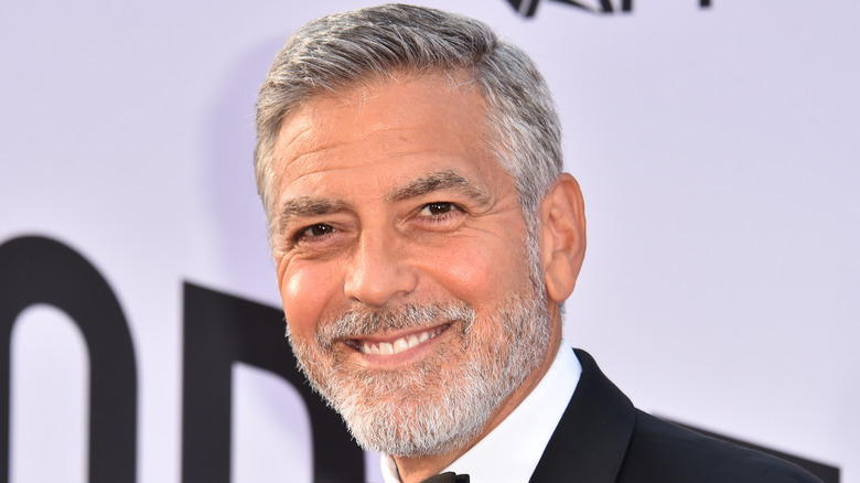 George Clooney sorride