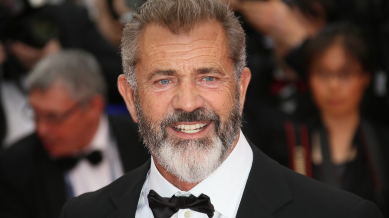 Mel Gibson sorridente in smoking