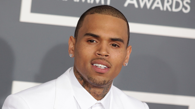 Chris Brown indossa tutto il bianco