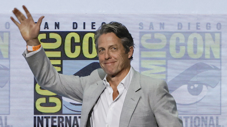 Hugh Grant saluta al Comic Con