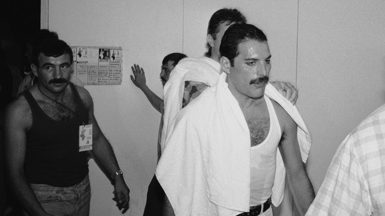 Freddie Mercury cammina con il fidanzato Jim Hutton