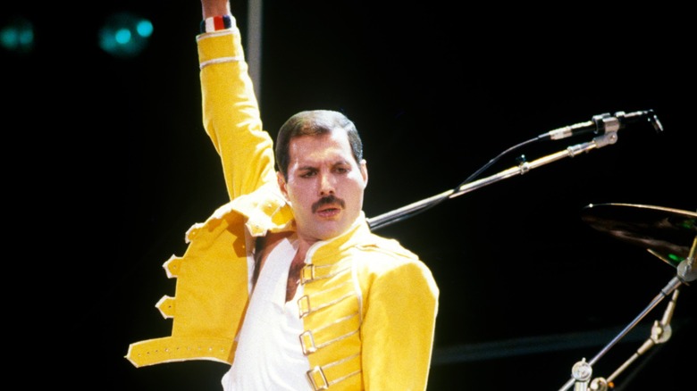 Freddie Mercury si esibisce