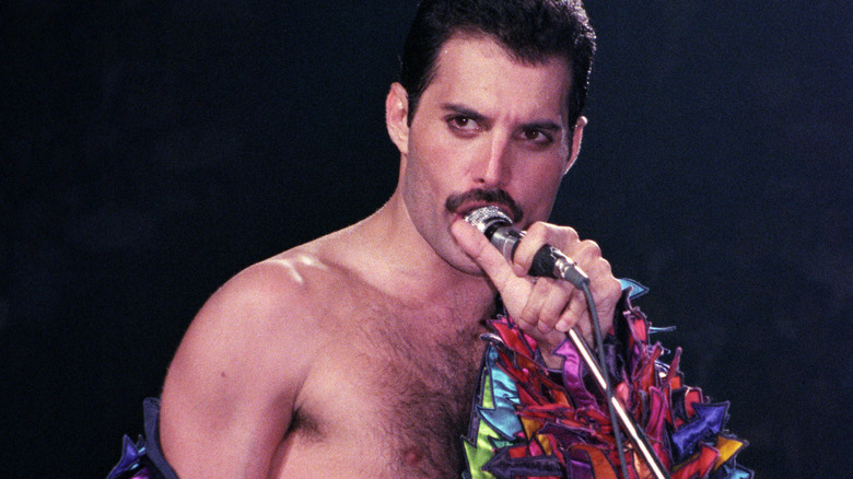 Freddie Mercury si esibisce