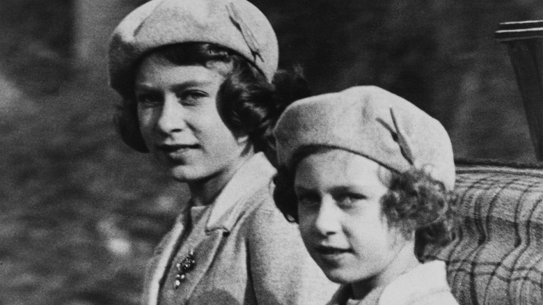 La principessa Margaret e la regina Elisabetta II giovani, in bianco e nero, in carrozza