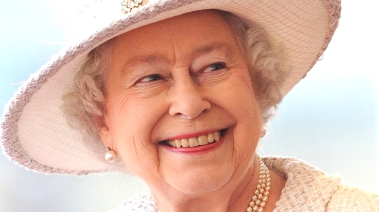 La regina Elisabetta II a un evento, sorridente