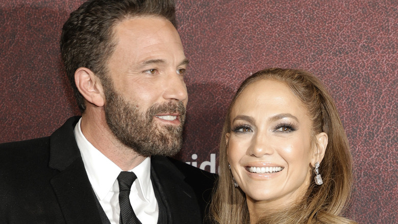 Ben Affleck e Jennifer Lopez sorridono