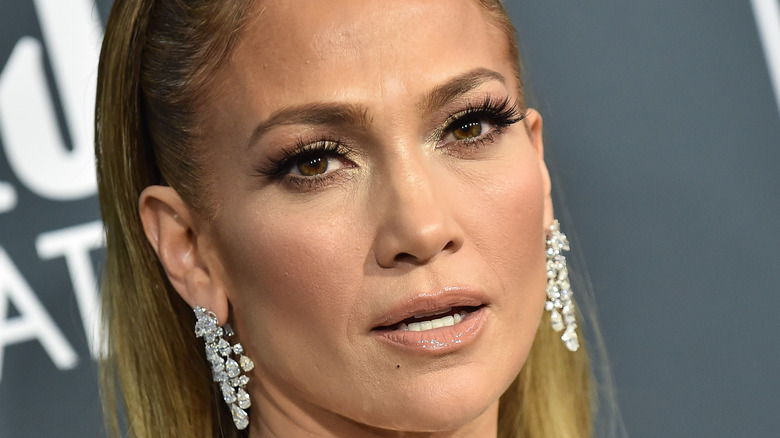Jennifer Lopez posa con orecchini pendenti