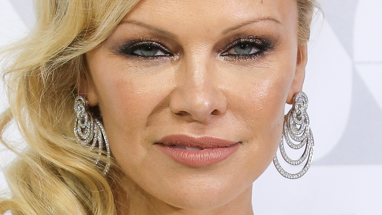 Pamela Anderson capelli biondi più vecchi 