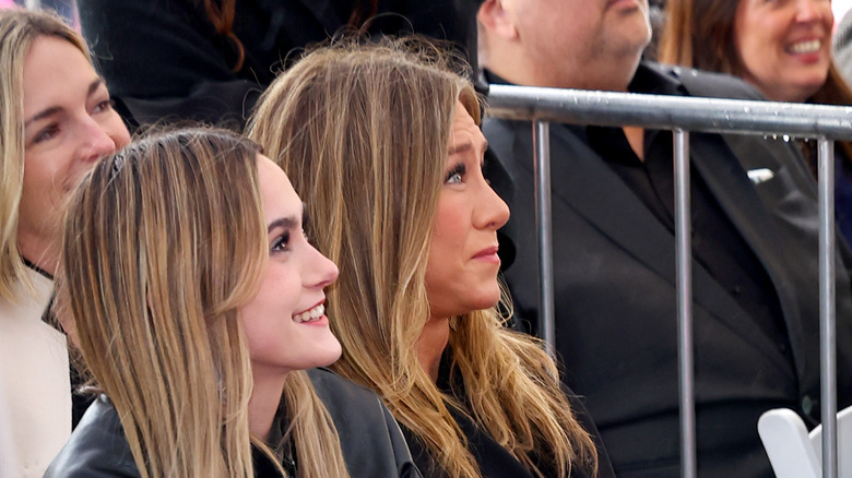 Jennifer Aniston e Coco Arquette sorridono