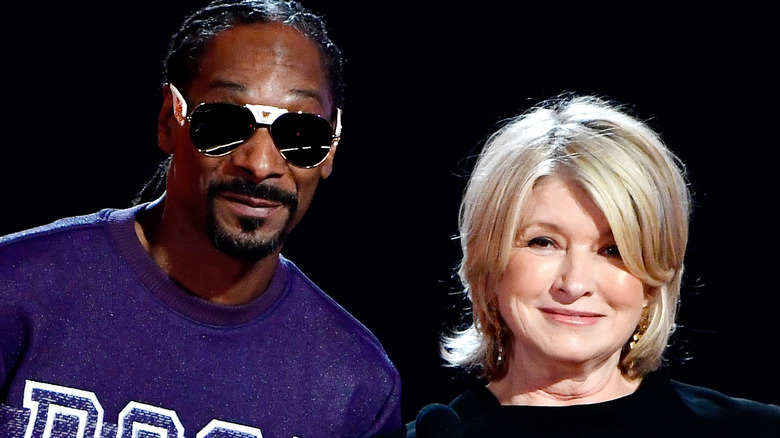 Martha Stewart e Snoop Dogg sorridono entrambi