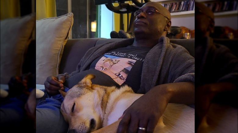 Lance Reddick e il suo cane sul divano 