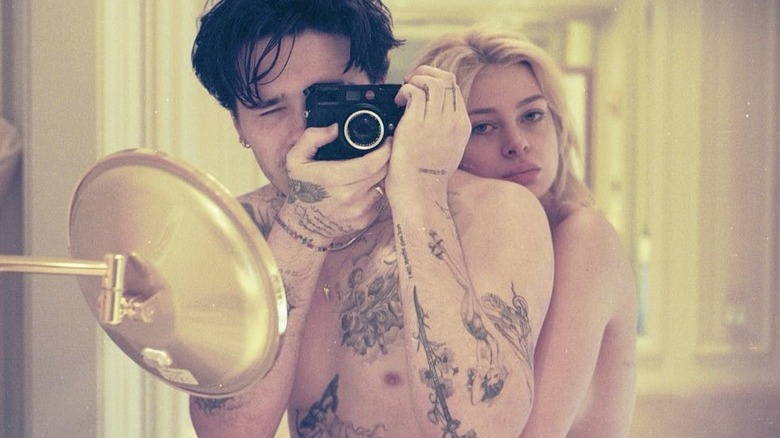 Brooklyn Beckham e Nicola Peltz si scattano un selfie in topless