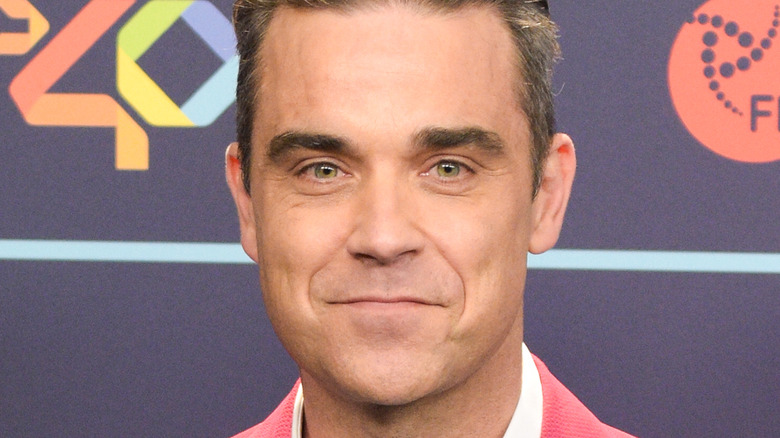 Robbie Williams sorride al tappeto rosso
