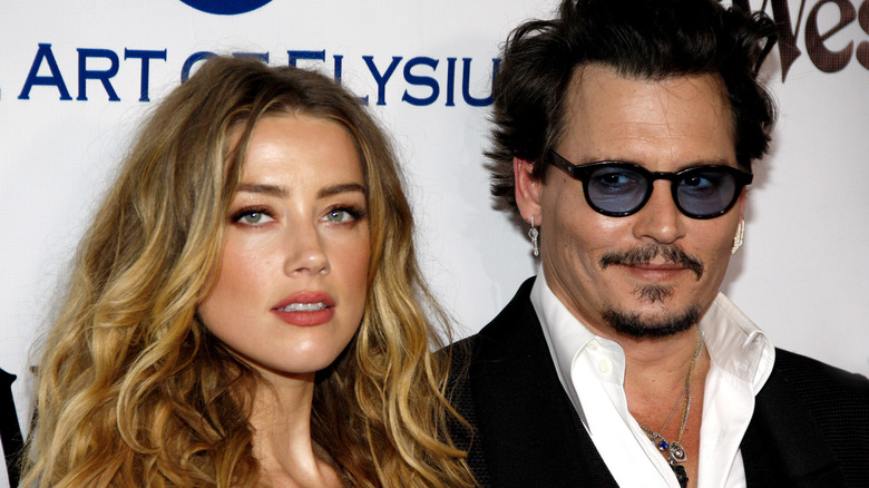Johnny Depp sorride con Amber Heard