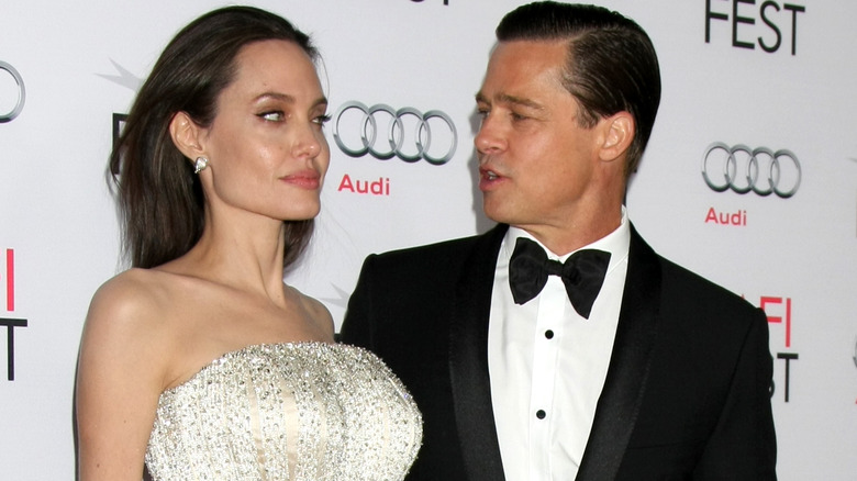 Angelina Jolie posa severa con Brad Pitt