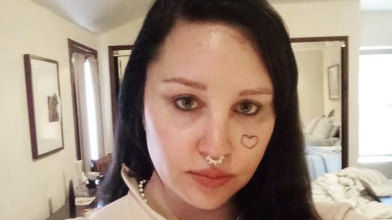 Amanda Bynes triste con il cuore tatuato sul viso