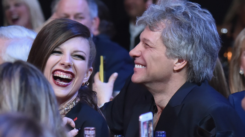 Jon Bon Jovi e Stephanie Rose che ridono