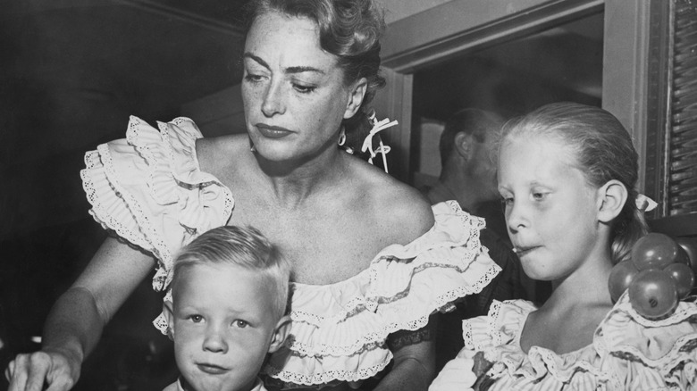 Joan Crawford e i bambini Christina e Christopher 