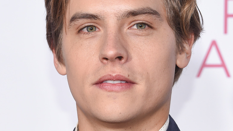 Dylan Sprouse in posa