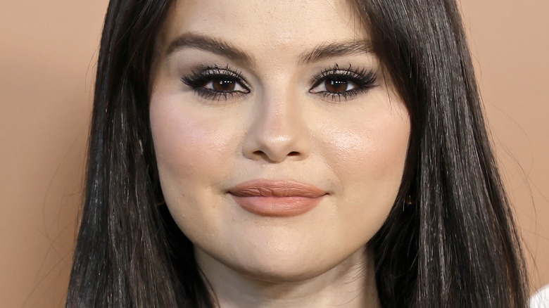 Selena Gomez sorride