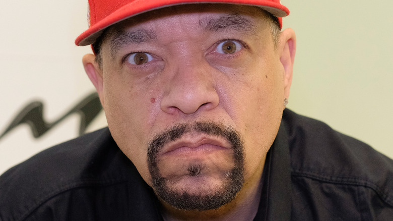 Ice-T con cappuccio rosso