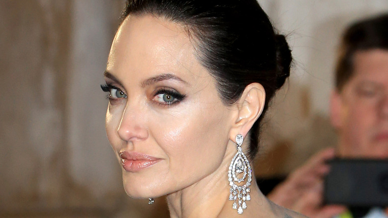 Angelina Jolie con orecchini di diamanti