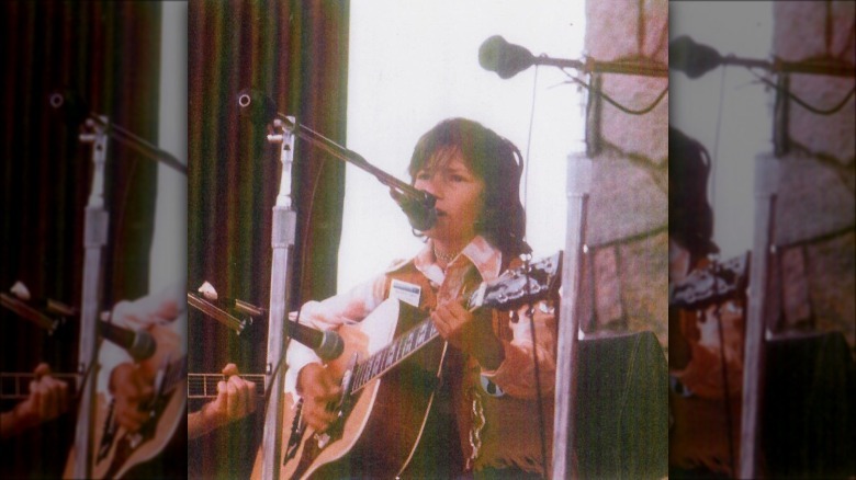 Shania Twain si esibisce sul palco nel 1978