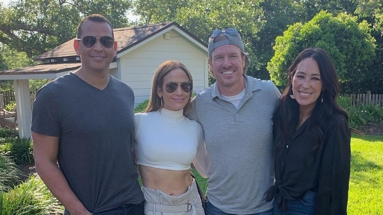 Jennifer Lopez e Alex Rodriguez posano con Chip e Joanna Gaines