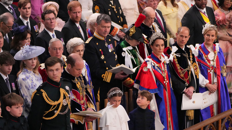 Il principe Harry seduto dietro a molti altri