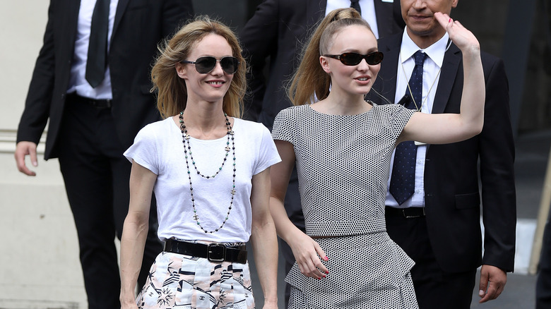 Vanessa Paradis e Lily-Rose Depp sorridono