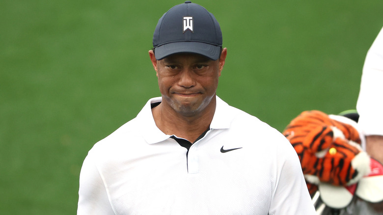 Berretto da baseball di Tiger Woods che fa una smorfia