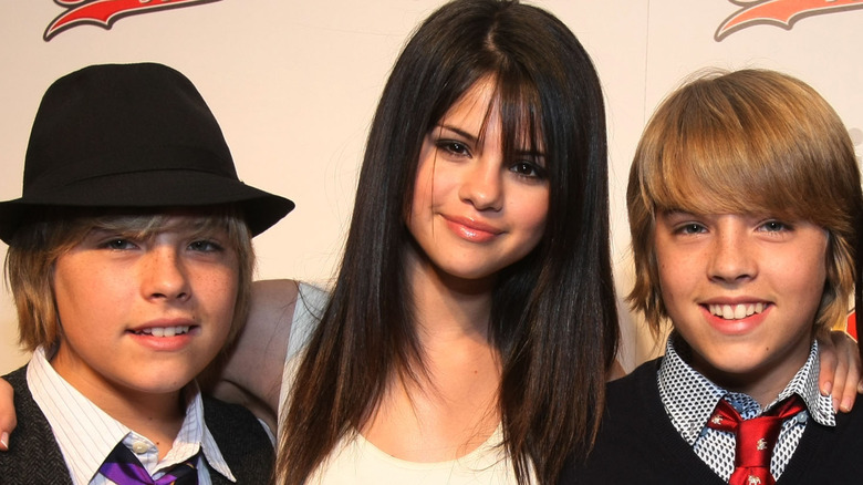 Selena Gomez posa tra le gemelle Sprouse