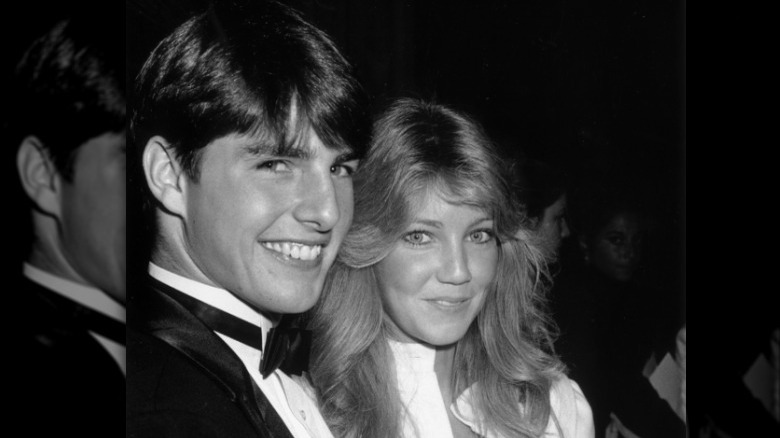 Tom Cruise e Heather Locklear sorridono 
