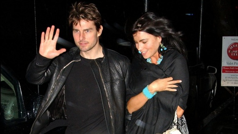 Tom Cruise saluta con la mano con Sofia Vergara che indossa uno scialle 