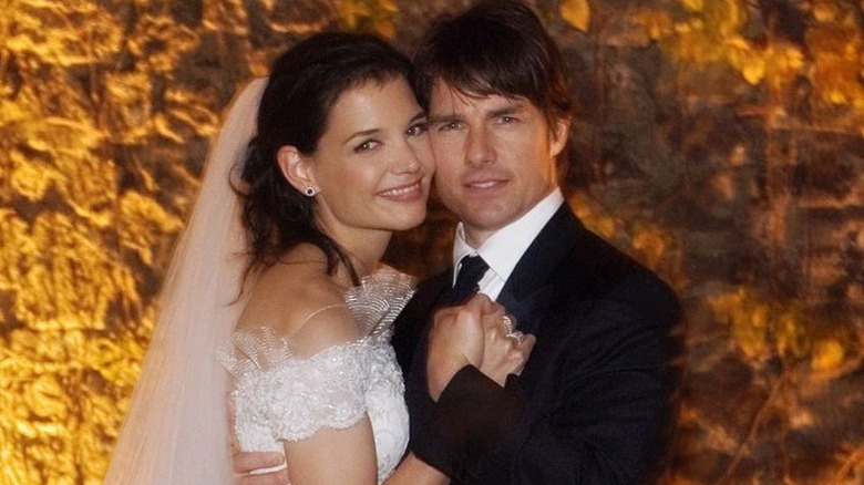 Katie Holmes e Tom Cruise si tengono per mano al loro matrimonio