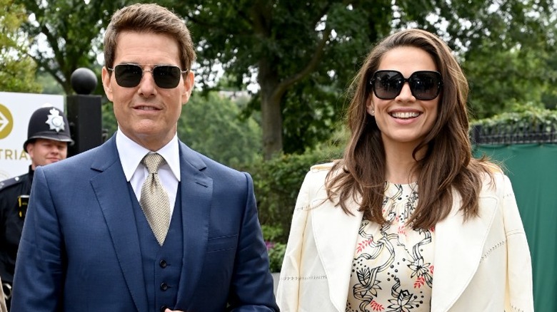 Tom Cruise e Haley Atwell indossano occhiali da sole