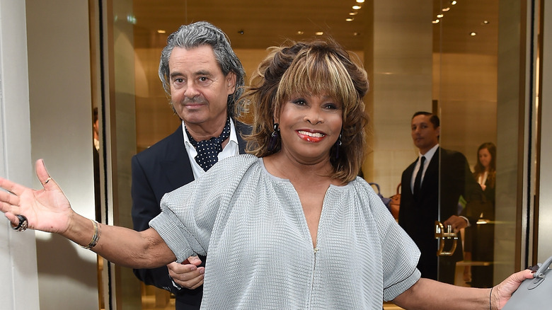 Tina Turner e Erwin Bach sorridono 