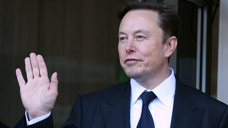 Elon Musk saluta