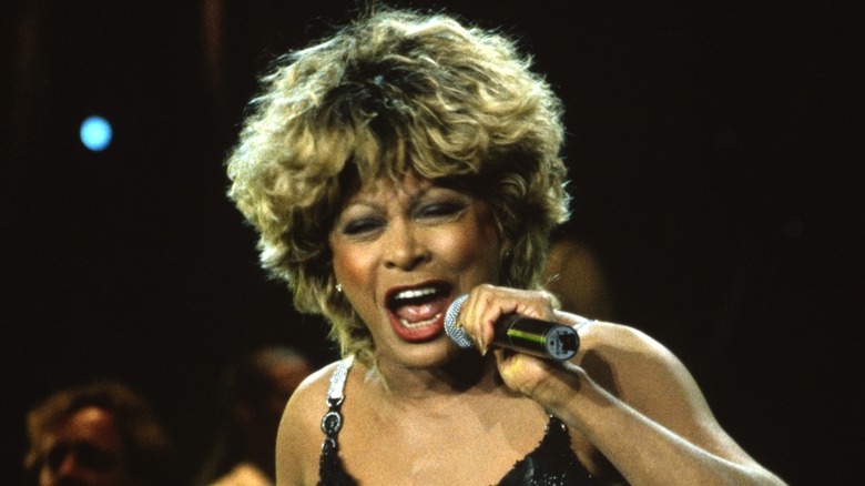 Tina Turner canta i capelli corti