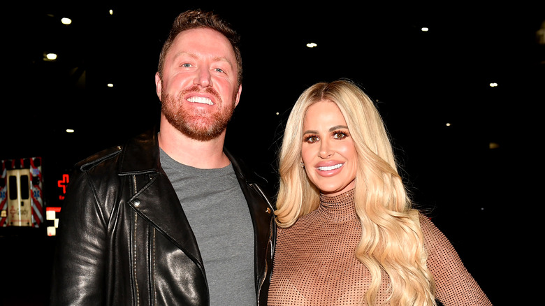 Kroy Biermann e Kim Zolciak-Biermann sorridono 