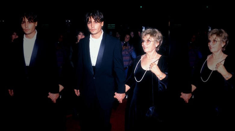 Johnny Depp tiene per mano sua madre